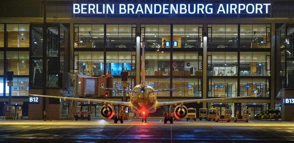 Berlin hava limanında bütün uçuşlar ləğv edilir