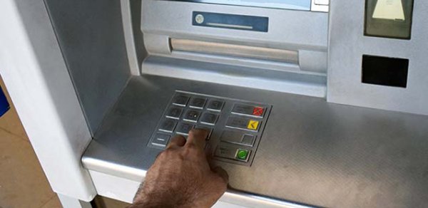 Bankomatda qalan pulu oğurlayan  şəxs saxlanılıb