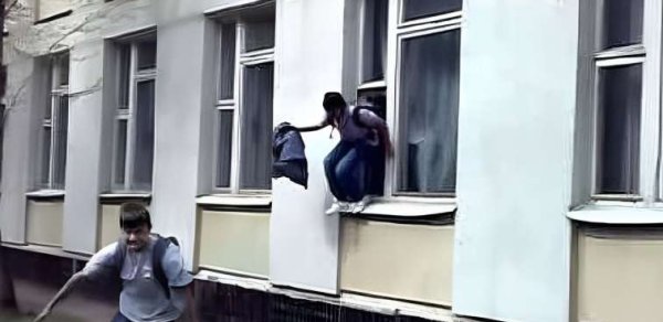 Dərsdən qaçmaq istəyərkən pəncərədən yıxılan uşaqla bağlı BŞTİ-dən AÇIQLAMA