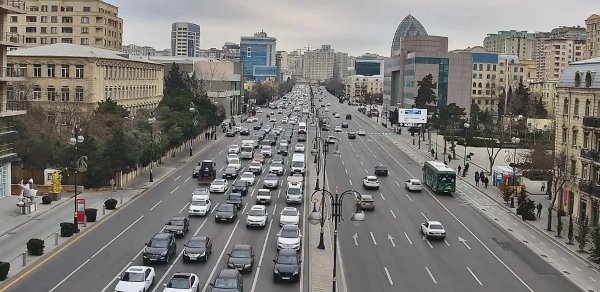 Bakının bir sıra yollarında nəqliyyatın sıxlığı müşahidə olunur