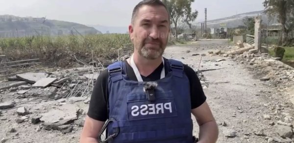 Jurnalist canlı yayımda olarkən ərazi raketlə vuruldu - ANBAAN VİDEO