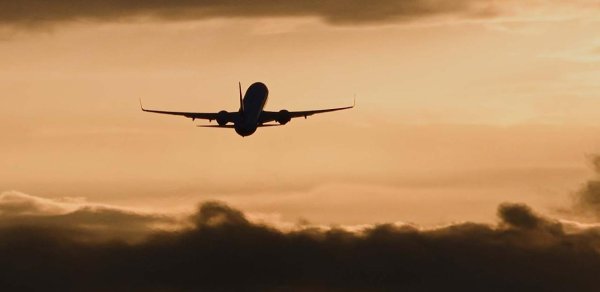 Kenyada sərnişin təyyarəsi uçuş-eniş zolağından kənara çıxıb