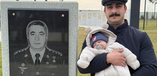 İlqar Mirzəyevin oğlu və nəvəsi məzarı başında... - Foto