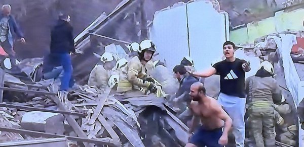 İstanbulda yaşayış binası uçdu - yaralılar var 