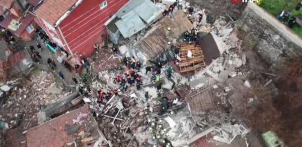 İstanbulda bina çökdü - Ölən var