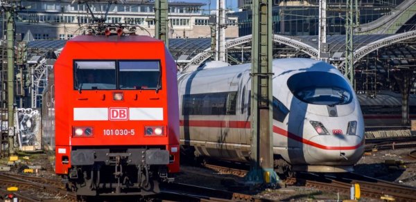 Almaniyada sərnişin qatarı relslərin üzərinə düzülmüş beton plitələrə çırpılıb