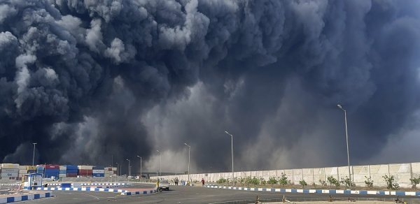 İrandakı Bəndər Ləngə limanında partlayış olub