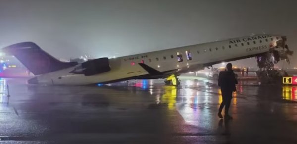 Nyu-Yorkda təyyarə qəzaya düşdü, hava limanı bağlandı