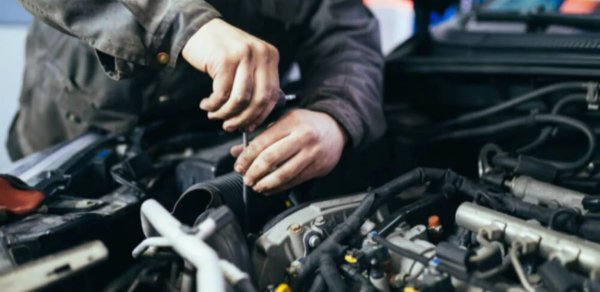 Maşınını təmir edərkən xəstəxanalıq oldu - Fotolar