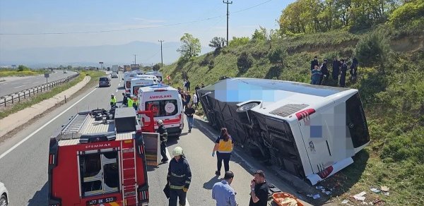 Türkiyədə fəhlələri daşıyan mikroavtobus aşıb, ölən və xəsarət alanlar var