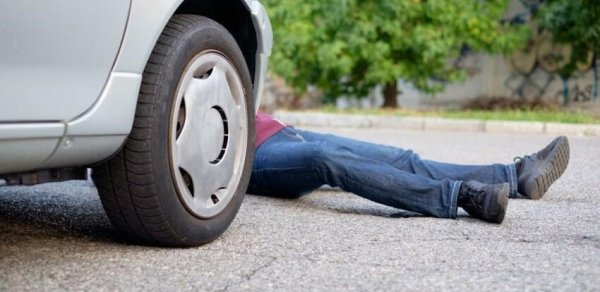 Lənkəranda mikroavtobus 42 yaşlı qadını vurub