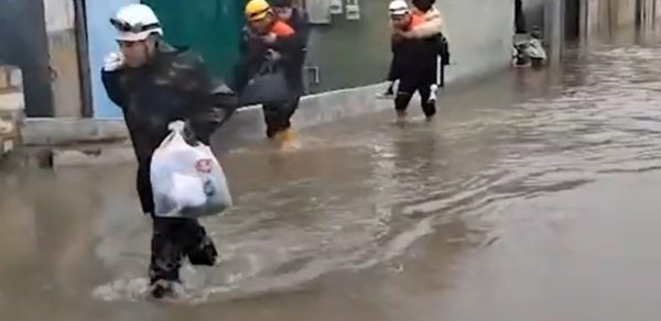 Evlərini su basan 9 nəfər xilas edildi - Video