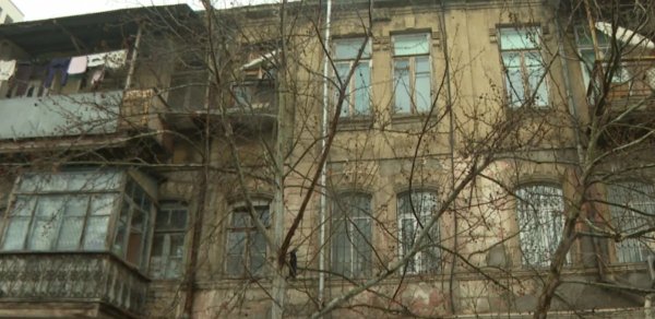 Bakıda iki əsrə yaxın yaşı olan bina qəzalı vəziyyətə düşüb - VİDEO