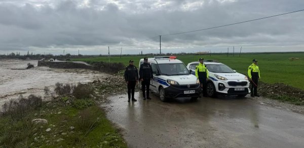 Ağsuçaydan keçən sel avtomobil yolunu yararsız hala salıb