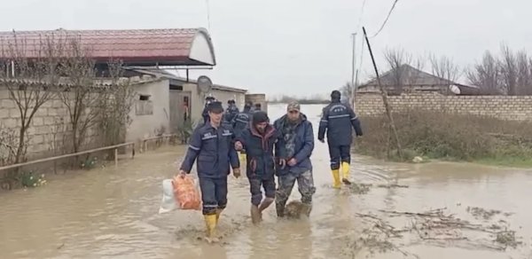 Xaçmazda intensiv yağışlar nəticəsində evlərə su dolub, 22 nəfər təxliyə edilib