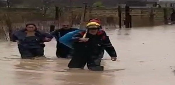 FHN su basmış ərazilərdən 84 nəfəri təxliyə edib - VİDEO