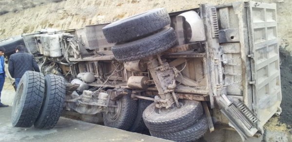 Kəlbəcərdə yük maşını aşdı - 3 nəfər öldü