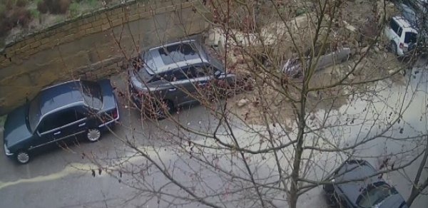 Bakıda hasar avtomobillərin üzərinə aşıb - VİDEO