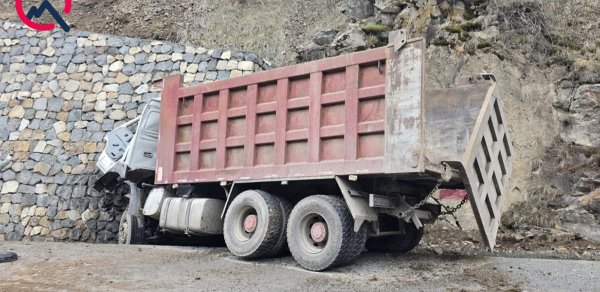 Kəlbəcərdə yük avtomobili aşıb, 3 nəfər ölüb - FOTO 