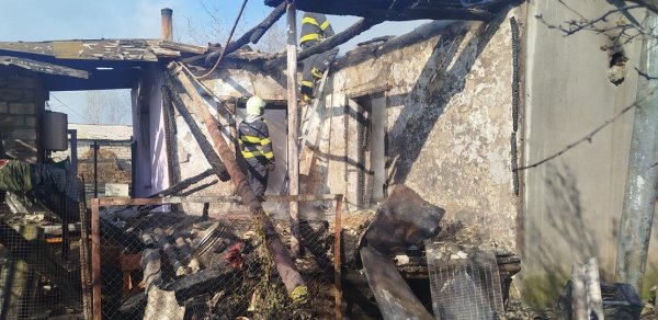 Bərdədə üçotaqlı ev əşyaları ilə birlikdə yandı - Fotolar