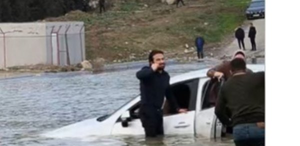 Bakı–Sumqayıt yolunda avtomobil yağış suları nəticəsində yaranan gölməçəyə düşüb - FOTO