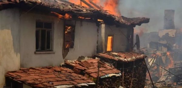 Qəbələdə yaşayış evi yandı