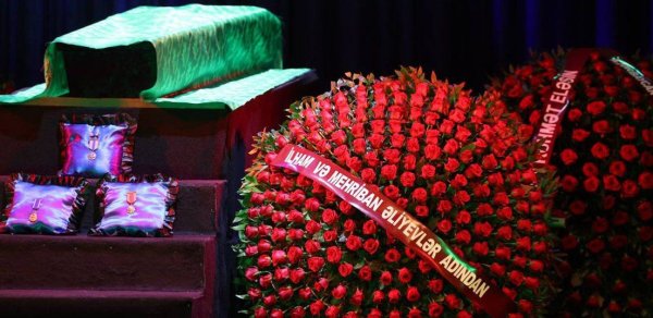 Prezidentlə xanımı vida mərasiminə əklil göndərdi