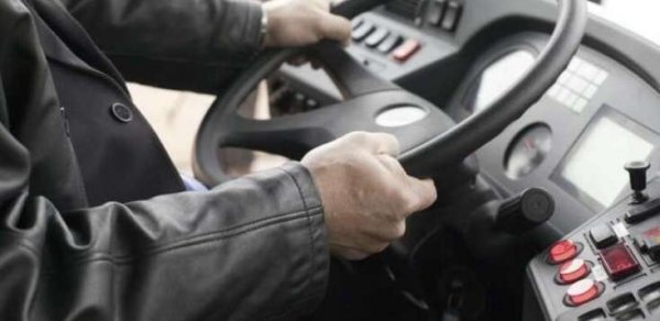 Yaşlı kişi sükan arxasında öldü