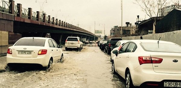 Bakıda həyatı iflic edən yağışda kimlər "sinifdə qaldı"? - Məmur məsuliyyətsizliyi, yoxsa ...