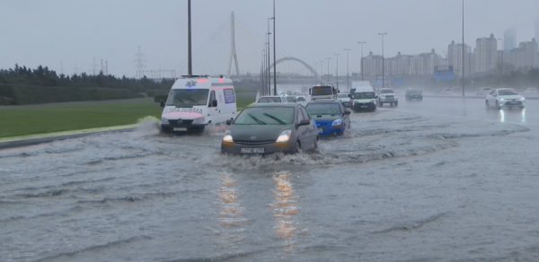 Onlarla avtomobilə ziyan dəyib - Zərəri kim ödəməlidir? - VİDEO