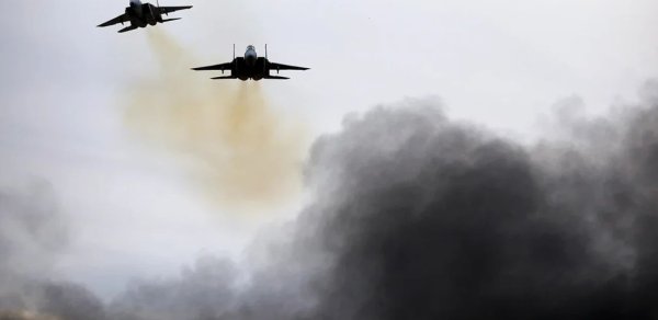 İranın Kaşan aeroportu vuruldu