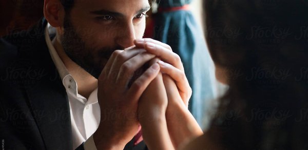 Bu ölkədə qadının əlini öpmək təcavüz sayılacaq