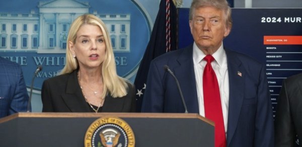 Tramp onu vəzifəsindən azad etdi