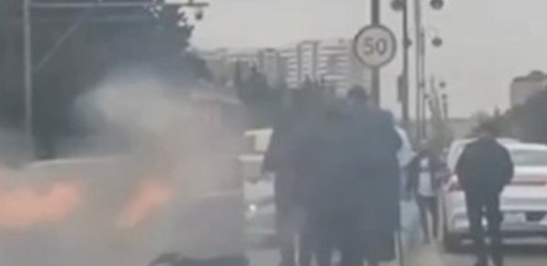 Yusif Səfərov küçəsində maşın yandı - VİDEO