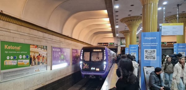 Metroda günorta saatlarında qatarların sayı artırıldı