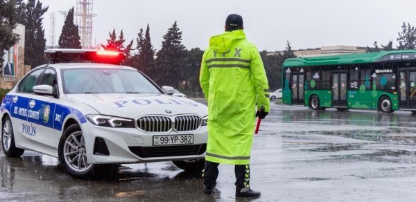 Yol polisi yağıntılı hava şəraiti ilə əlaqədar xəbərdarlıq edib