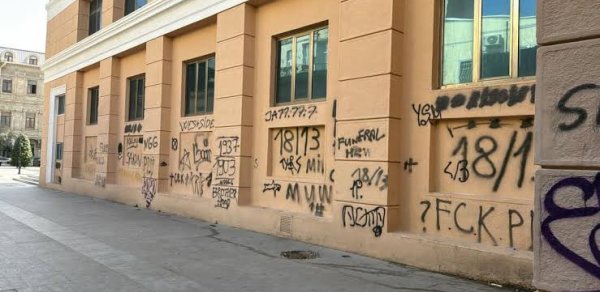 Vandalizm aktına məruz qalan Nizami Kino Mərkəzi üçün boya sifariş edildi