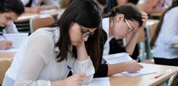 Buraxılış imtahanı keçirildi - 4 şagirddə telefon aşkarlandı