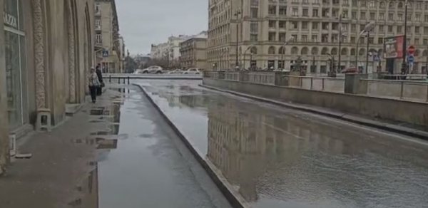 Heydər Əliyev prospektində yolların kənarına yığılmış yağış suları kənarlaşdırılıb