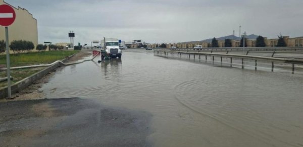 FHN: Yağışla əlaqədar tədbirlər davam etdirilir, Keşlədə 58 nəfər təxliyə edilib - V
