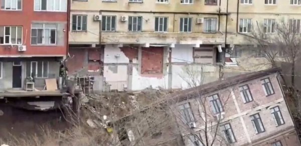 Mahaçqalada iki çoxmənzilli bina çökdü