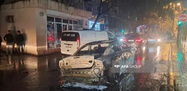 Hərbi Prokurorluğun qarşısında maşın yandı - FOTO