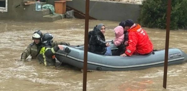 Dərbənddə bəndin yarılması nəticəsində evlər su altında qalıb