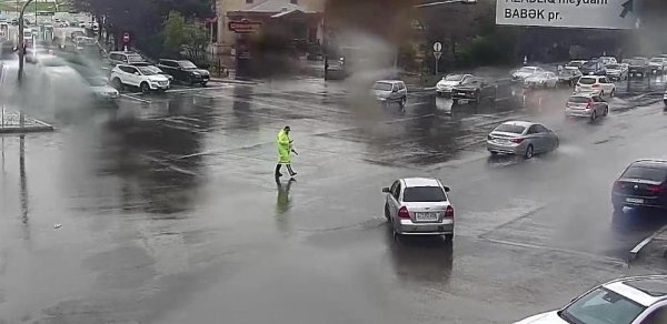 Bakıda bəzi istiqamətlərdə nəqliyyatın hərəkəti çətinləşib - RƏSMİ
