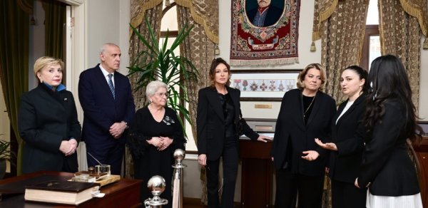 Mehriban Əliyeva Mirzə Fətəli Axundzadə adına Azərbaycan Mədəniyyəti Muzeyi ilə tanış olub - FOTO
