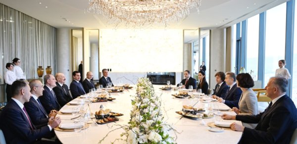 Azərbaycan Prezidentinin şərəfinə lanç verildi