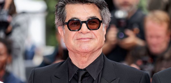 Həbsi tələb olunan iranlı rejissor ölkəsinə geri döndü