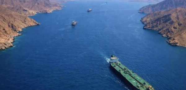 İran Hörmüz boğazında gəmilərin hərəkətini dayandırdı