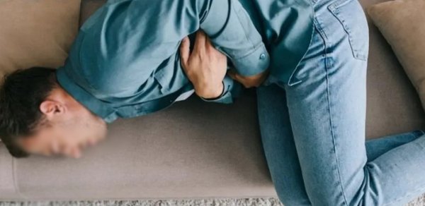 Qayınata təpiklə vurub kürəkəninin bağırsağını partlatdı