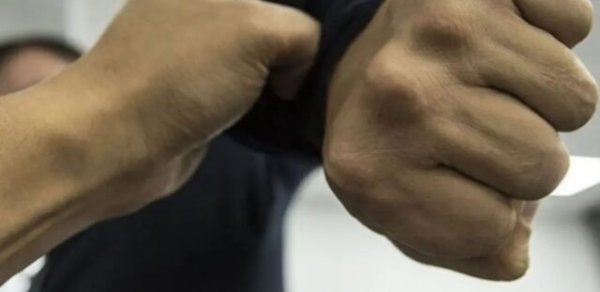 Məktəbdə insident: müəllim valideyni döydü